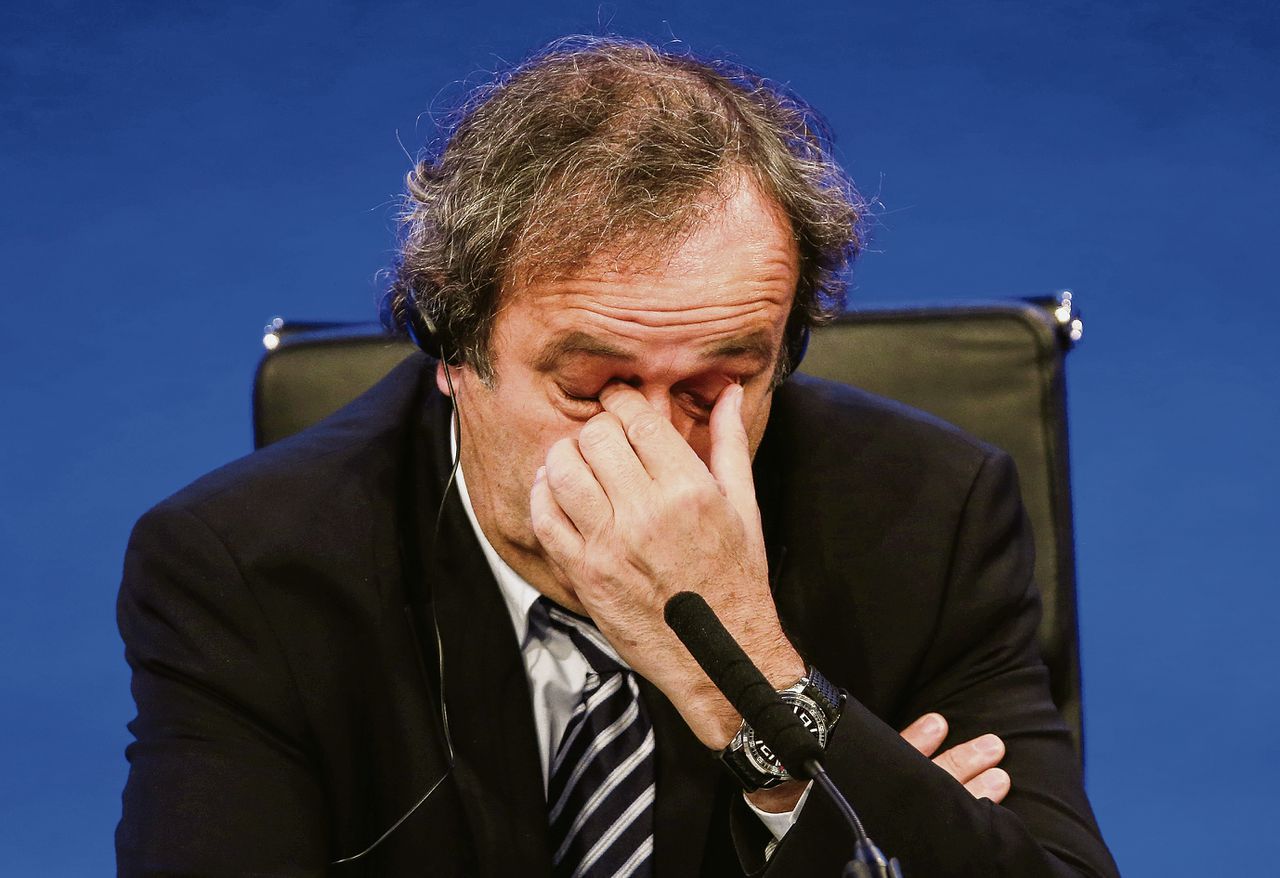 Michel Platini staat in 2013 de pers te woord als UEFA-voorzitter. Momenteel is hij geschorst.