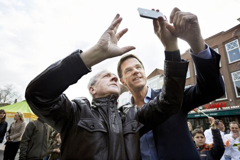 Rutte poseert voor een selfie tijdens een bezoek aan Breda. 