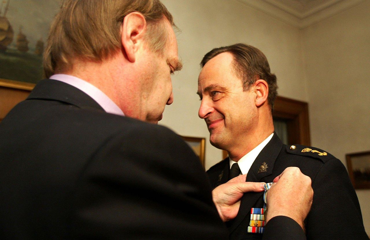 Patrick Cammaert in 2002. Hij kreeg zowel van de Verenigde Naties als van Nederland de herinneringsmedaille vredesoperaties.