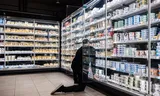 Een medewerker vult producten aan in een filiaal van supermarkt Albert Heijn.  