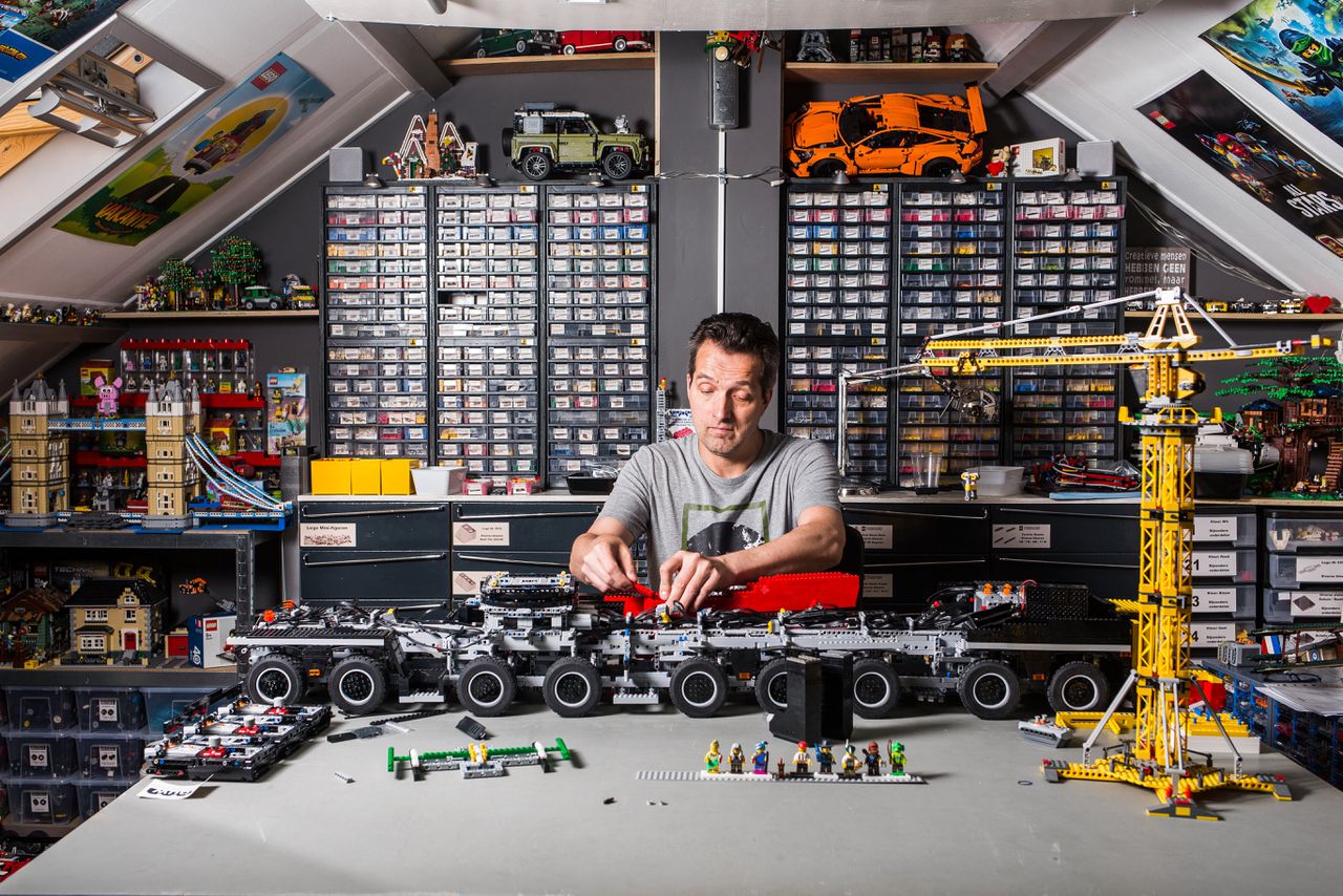 Alex van den Mosselaar (49) werkt in zijn lego-kamer aan zijn hijskraan van 1,60 meter lang.