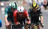 Huub Artz, in het rood van Lotto-Intermarché,  tijdens de zesde etappe van de Tour. 