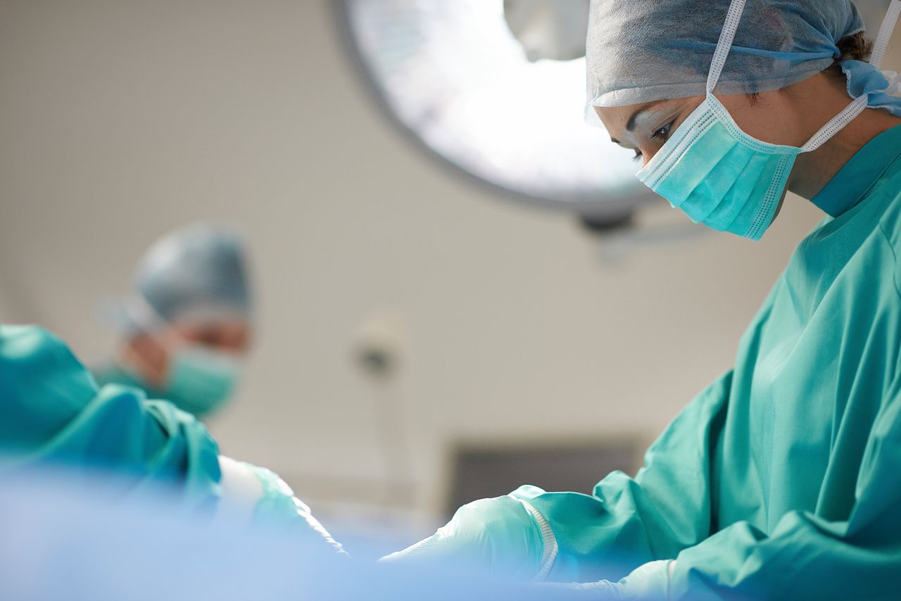 Vrouwelijke arts en verpleegkundige tijdens een operatie. Foto Getty Images