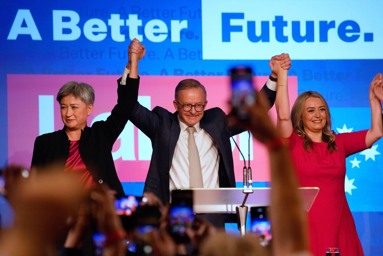 Labor-leider Anthony Albanese na zijn zege bij de verkiezingen van zaterdag. Rechts zijn partner Jodie Haydon.