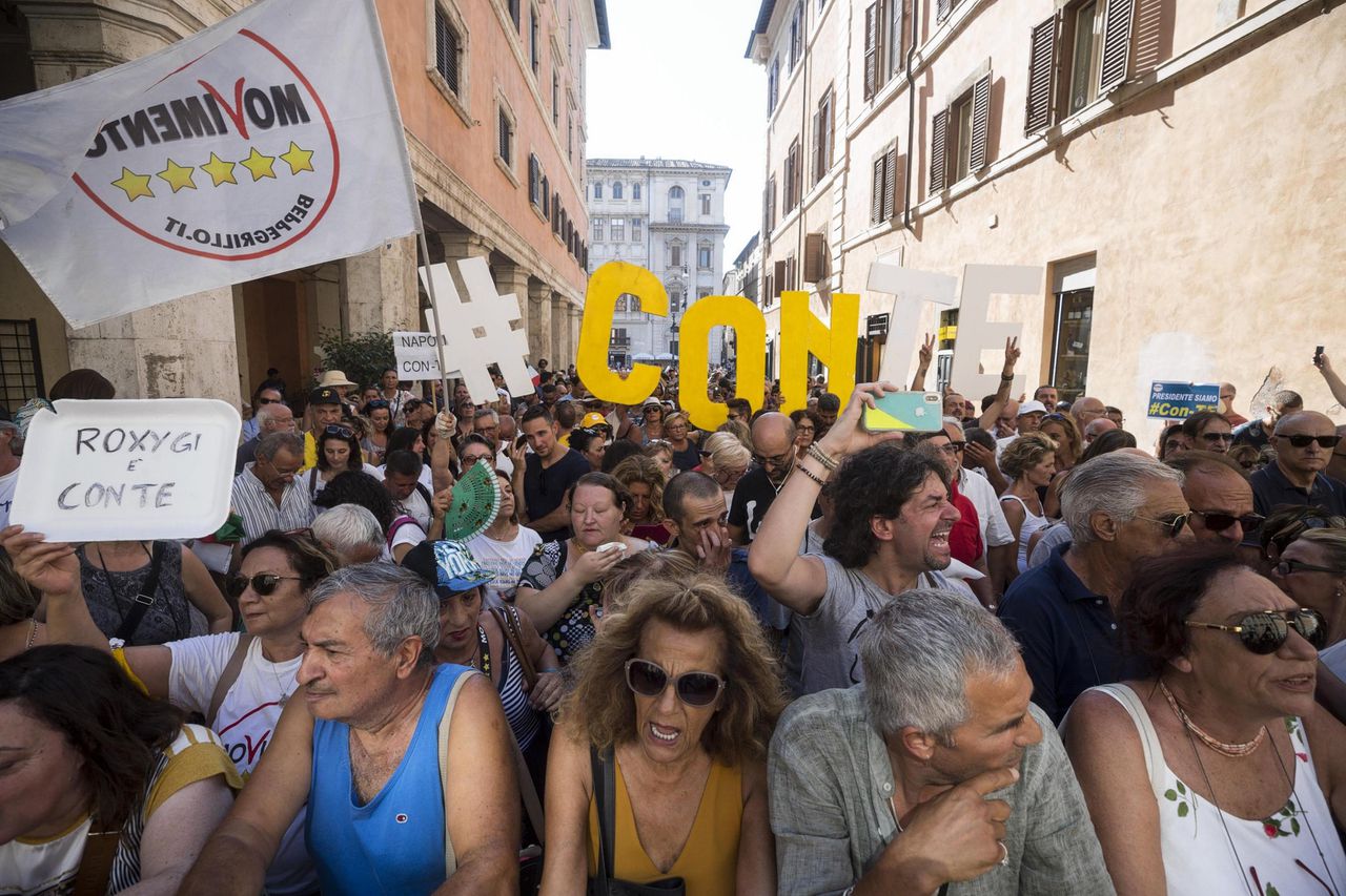 Aanhangers van de Vijfsterrenbeweging demonstreren buiten de Italiaanse senaat waar premier Conte zijn aftreden aankondigt, 20 augustus 2019.