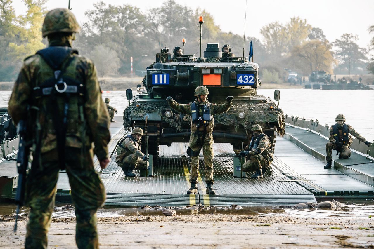 Duitse militairen steken de Elbe over op weg naar een oefening in NATO-verband.
