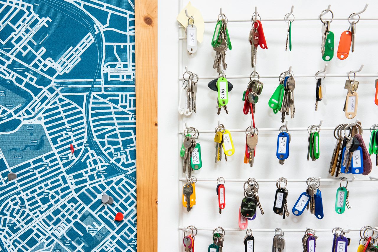 De sleutelmuur van een Amsterdams sleutelbedrijf, dat huiseigenaren helpt met het verhuren op Airbnb.