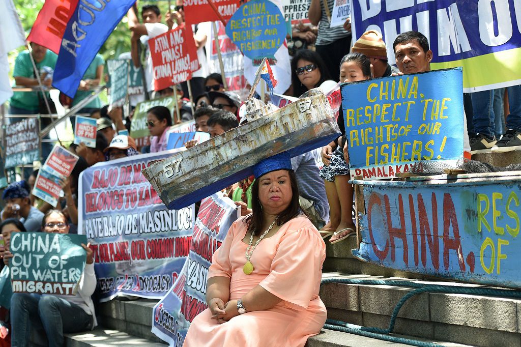 Een pro-Filippijnse activist dinsdag bij een demonstratie voor het Chinese consulaat in de Filippijnse hoofdstad Manilla.