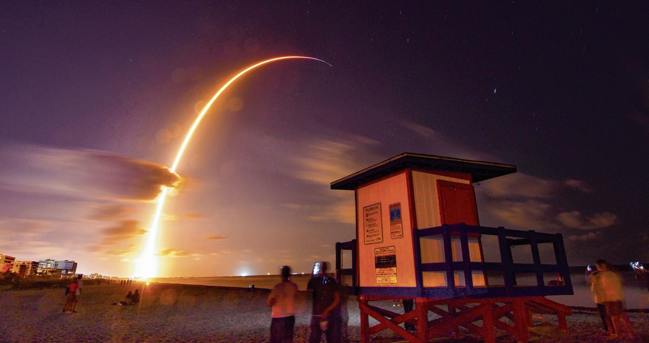De Falcon 9-raket wordt gelanceerd in Florida, op donderdagavond 23 mei lokale tijd, met aan boord de eerste 60 satellieten van Starlink.