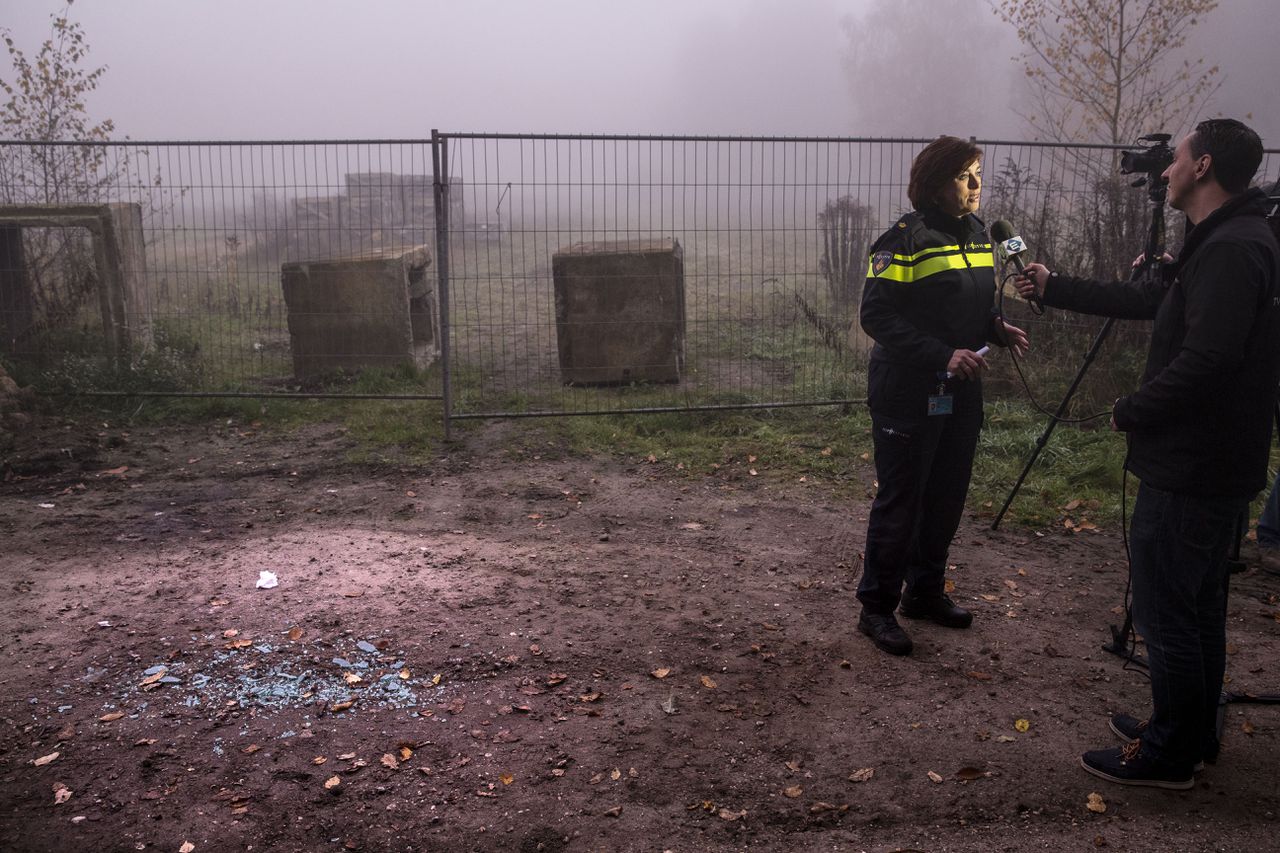Een politiewoordvoerder bij het terrein van het azc in Enschede.