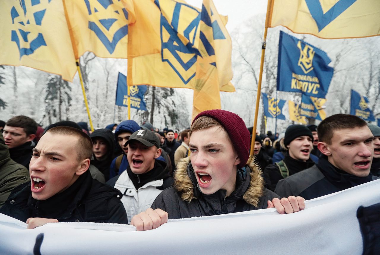 Oekraïense nationalisten protesteren voor het parlementsgebouw in Kiev voor het verbreken van de banden met Rusland.