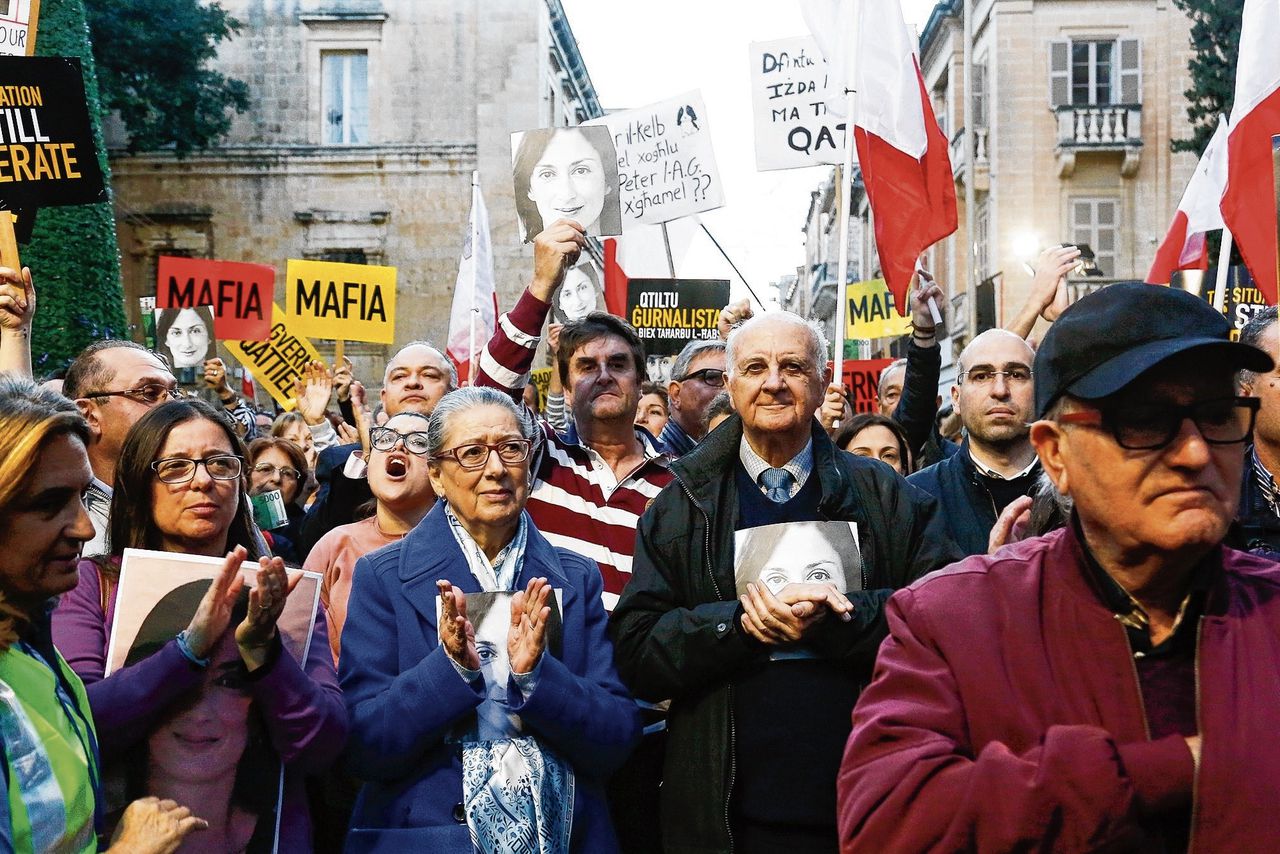 Onthullingen over de moord op journaliste Daphne Caruana Galizia leidden vorige week tot volkswoede. Boven: Galizia’s ouders (midden).