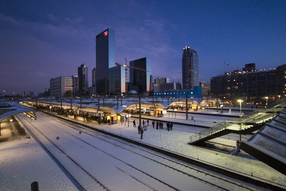Lange wachttijden voor NS passagiers, maar af en toe vetrekt er ondanks het extreme weer een trein vanaf het Rotterdamse Centraal Station. foto VINCENT MENTZEL/NRCH==F/C==Nederland. Rotterdam, 20 december 2009