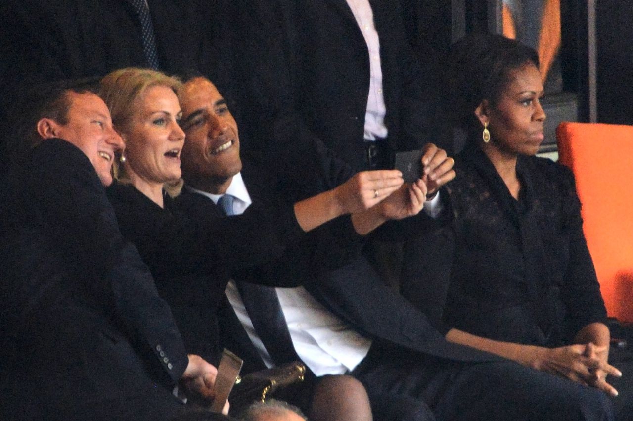 De selfie van de Deense premier Helle Thorning-Schmidt, de Britse premier David Cameron en de Amerikaanse president Obama.