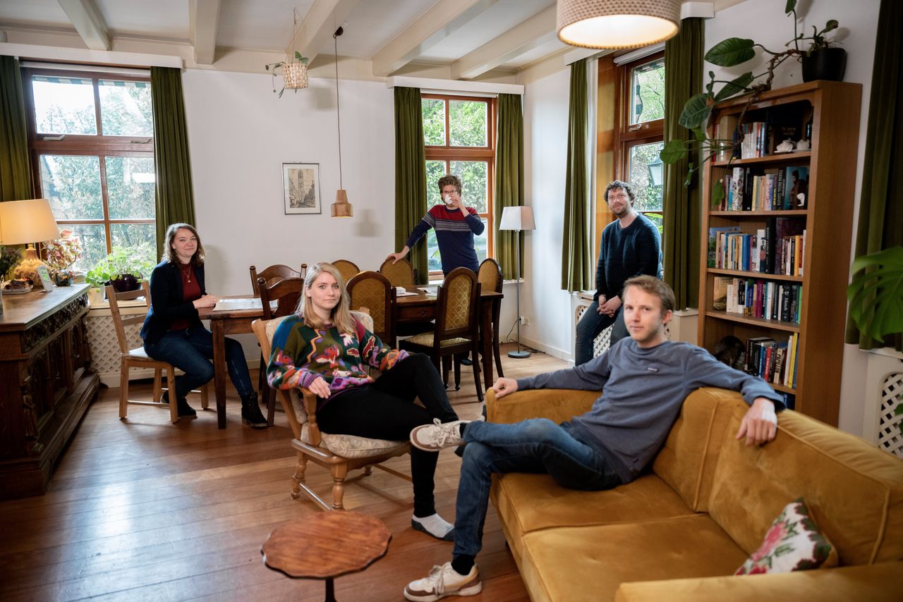 Een groep vrienden, met van links naar rechts: Anne van Dokkum, Ellen Ootes, Tom Ootes, Erik de Vries en Niels Ursem in hun woonboerderij bij Utrecht.