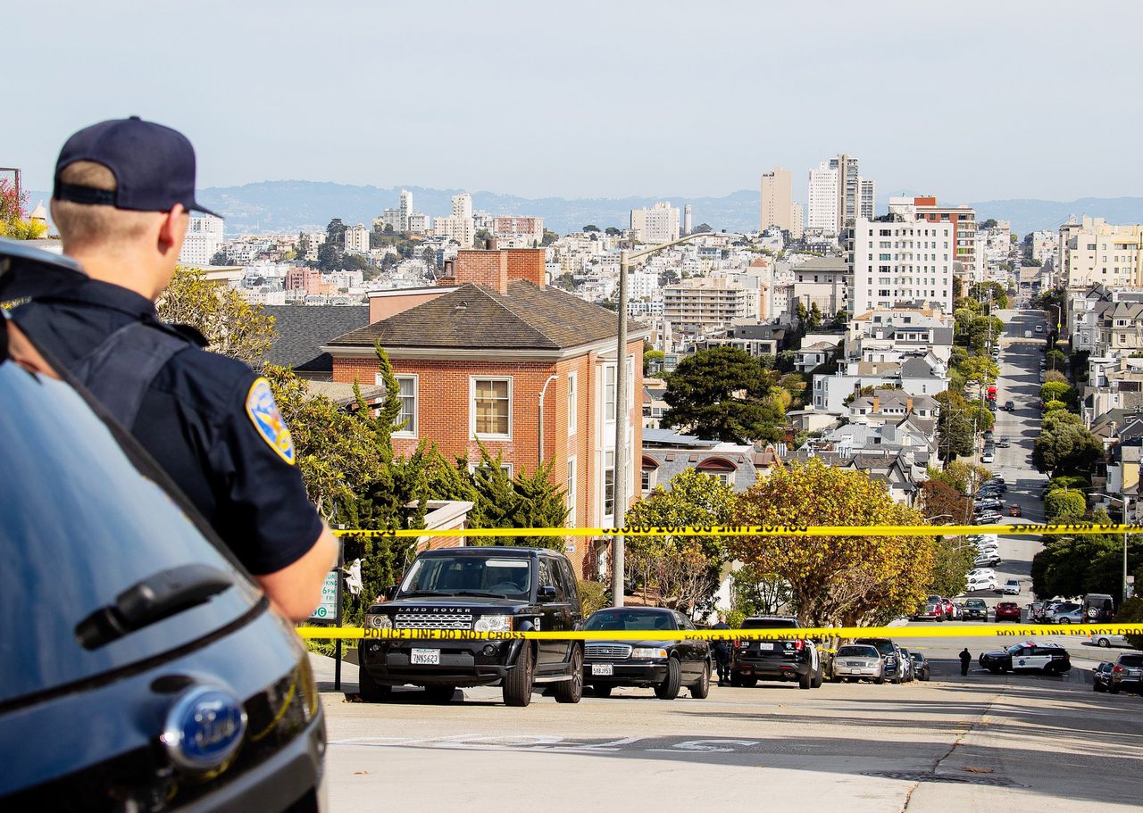 De politie van San Francisco en FBI- agenten werken buiten het huis van de Amerikaanse voorzitter van het Huis Nancy Pelosi nadat haar man, Paul Pelosi, vrijdag vroeg in de ochtend was aangevallen door een huisindringer.