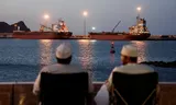 Schepen in de haven van Muscat, Oman, dicht bij de Straat van Hormuz. Met de blokkade van de Straat van Hormuz en de aanvallen op energievoorzieningen weet Iran de wereldeconomie flink te schaden.