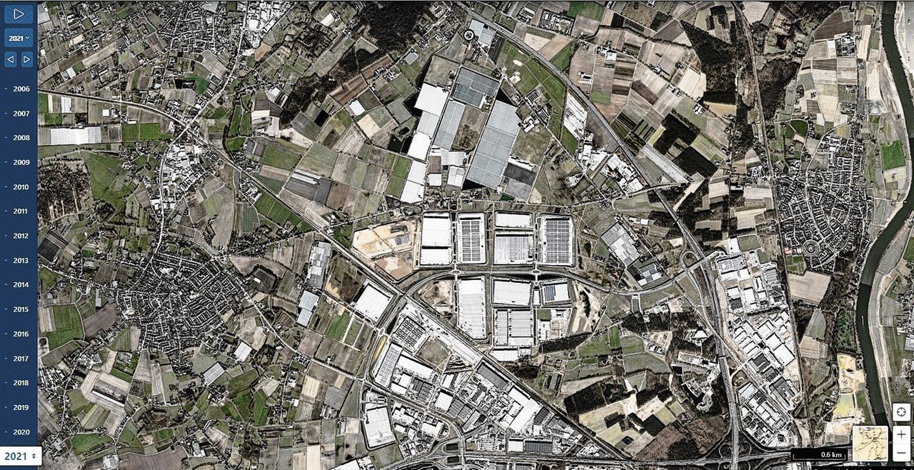 Luchtfoto uit 2021 van het buurtschap Californië, waarop enorme distributiecentra zichtbaar zijn.