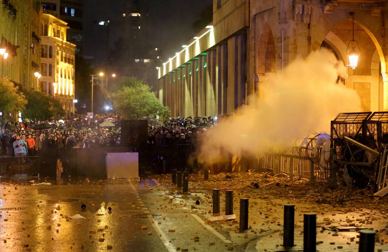 Zondag ontstonden in de Libanese hoofdstad Beiroet confrontaties tussen betogers en de politie.
