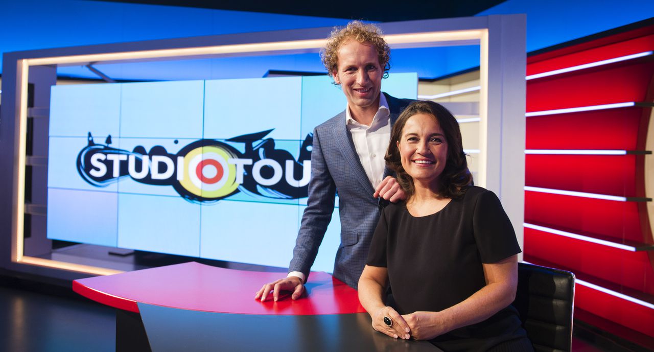 Gert van 't Hof en Dione de Graaff van NOS Studio Sport tijdens de presentatie van de plannen voor de uitzendingen van de Tour de France.