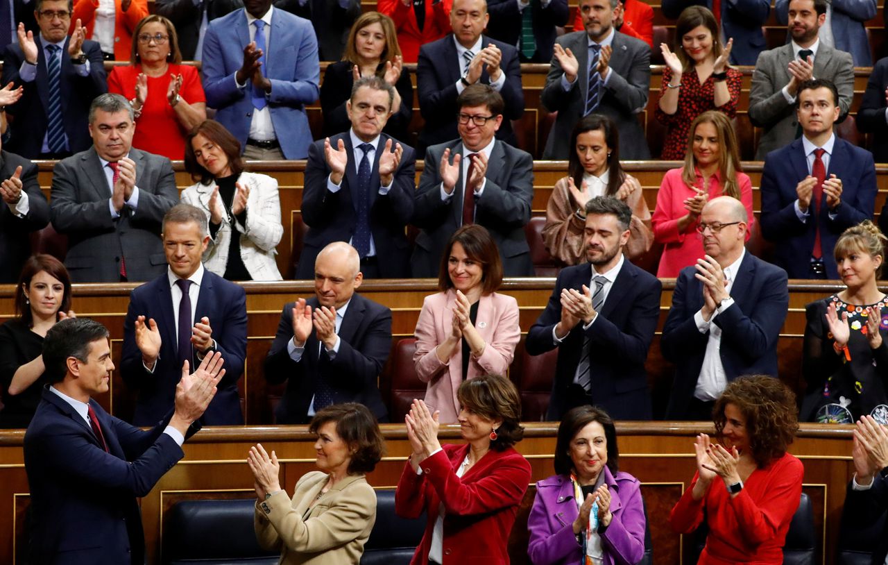 De nieuwe Spaanse premier Pedro Sánchez krijgt een applaus in het Spaanse parlement.