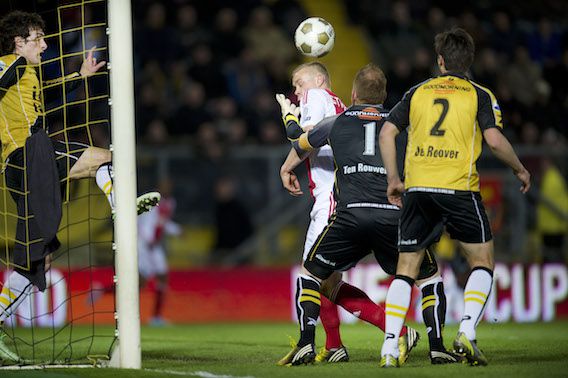 Spelers van NAC Breda (in het geel) in een wedstrijd tegen Ajax.