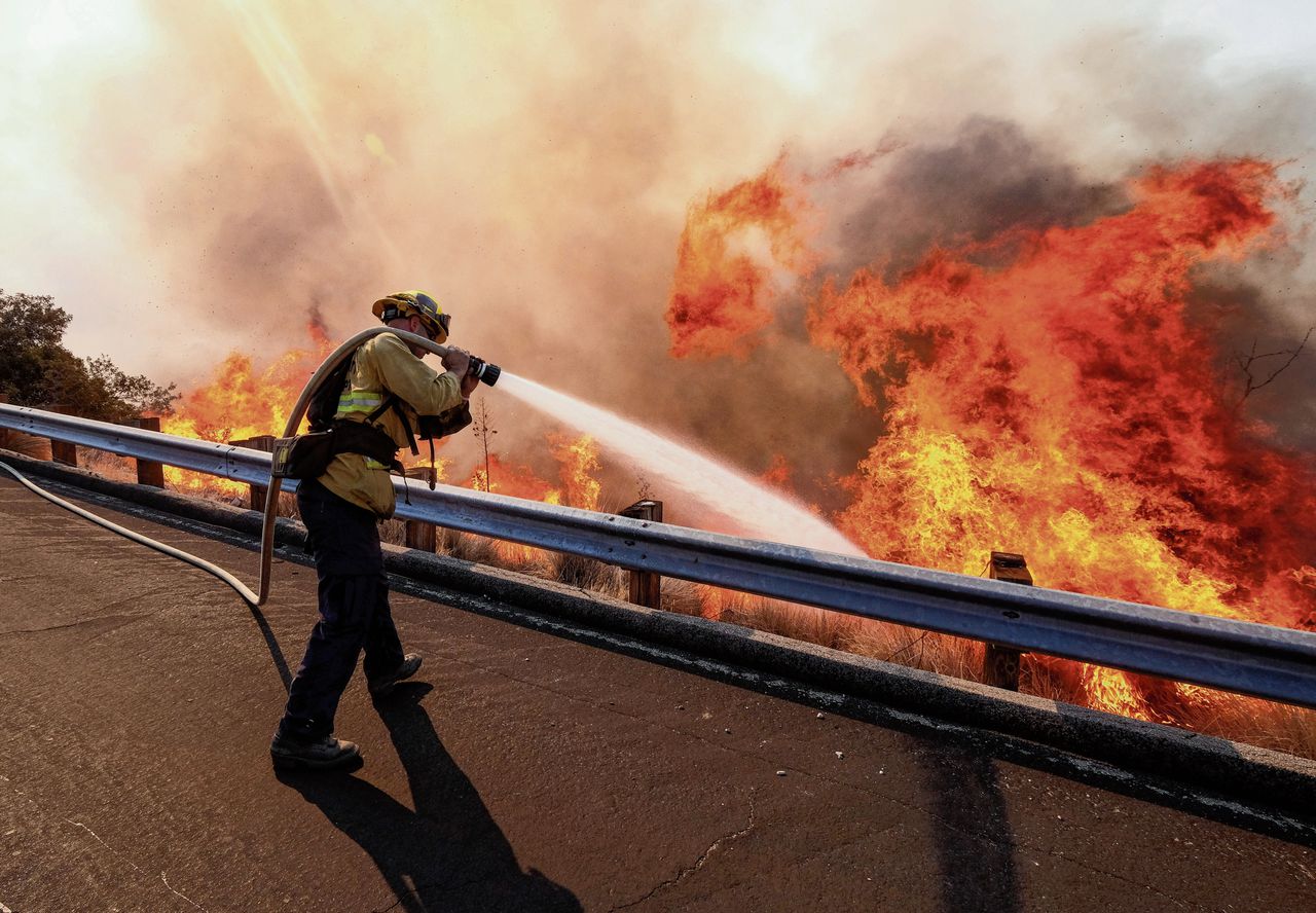 Een brandweerman aan het werk op de Ronald Reagan Freeway in Simi Valley in Californië.