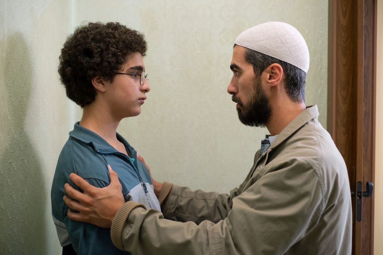 Ahmed (Idir Ben Addi, links) en zijn imam (Othmane Moumen) in ‘Le jeune Ahmed’.