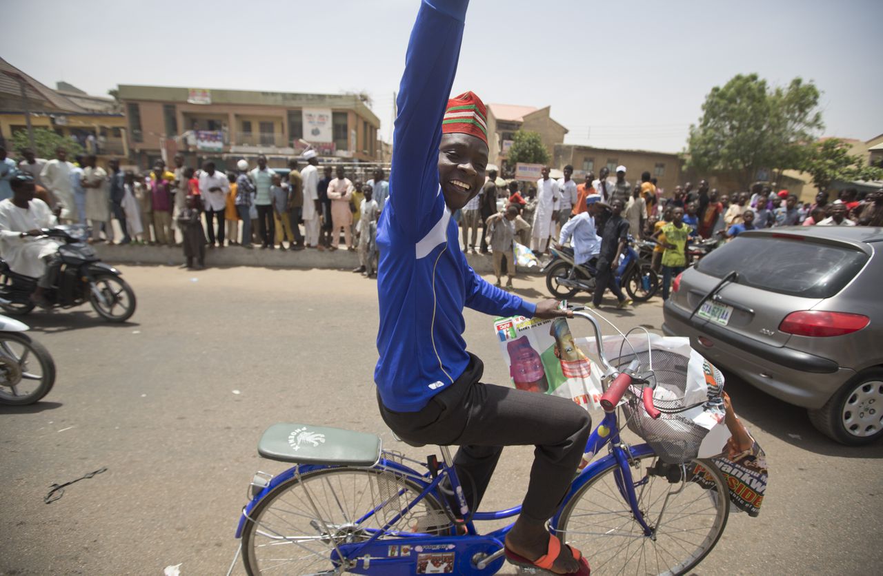 Een aanhanger van Buhari na een overwinning in Kano, noord-Nigeria.
