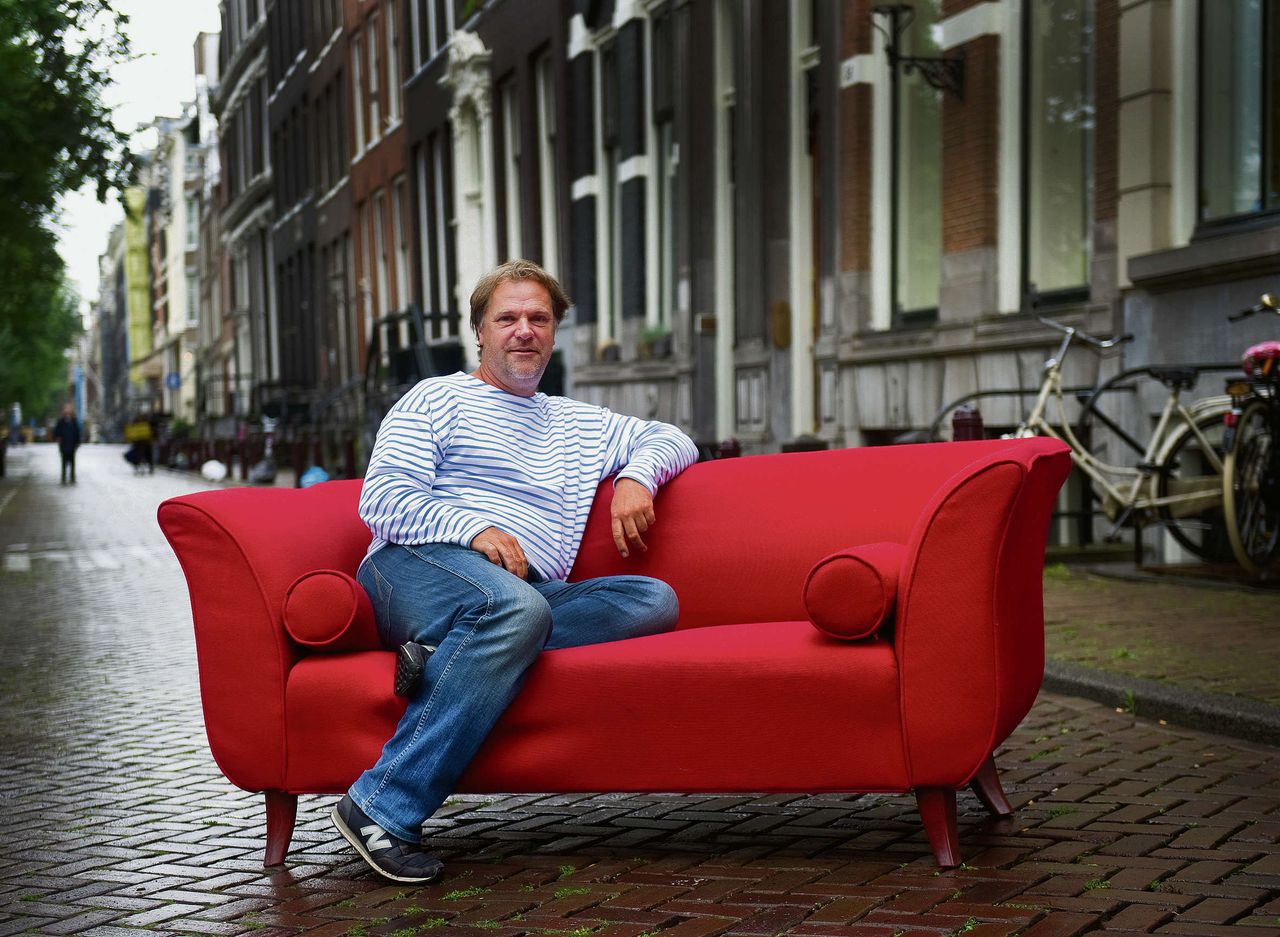 Partijvoorzitter Hans Spekman, voor het partijkantoor van de PvdA in Amsterdam.