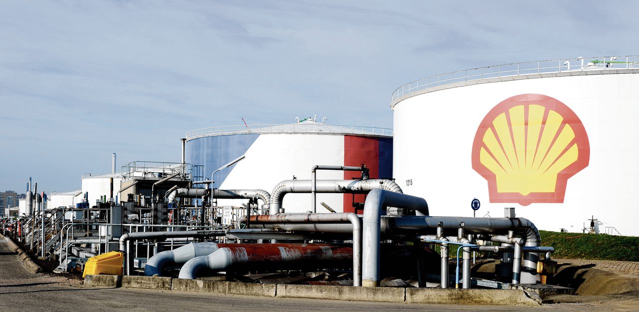 De Shell-raffinaderij in Pernis, de grootste raffinaderij van Europa. Het olieconcern gaat de komende tien jaar de fossiele productie niet verminderen.