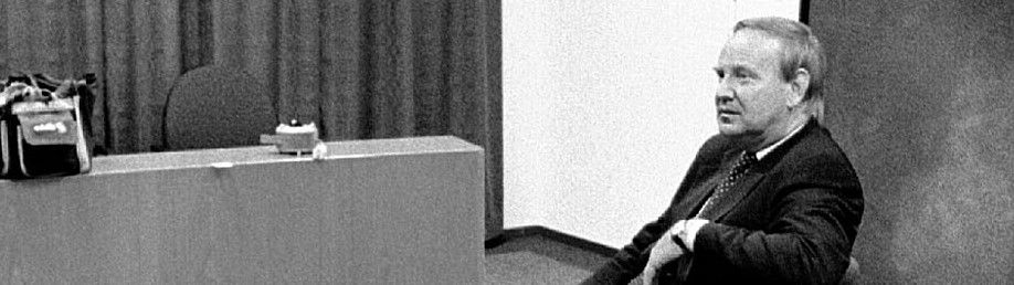 Den Haag, 3 augustus 1998 De nieuwe minister Benk Korthals van justitie wordt voor het 'staatsieportret' gefotografeerd. De bewindslieden van het kabinet Kok 2 maakten gisteravond kennis met de media tijdens een bijeenkomst in de gebouwen van het ministerie van Algemene Zaken. FOTO ROEL ROZENBURG