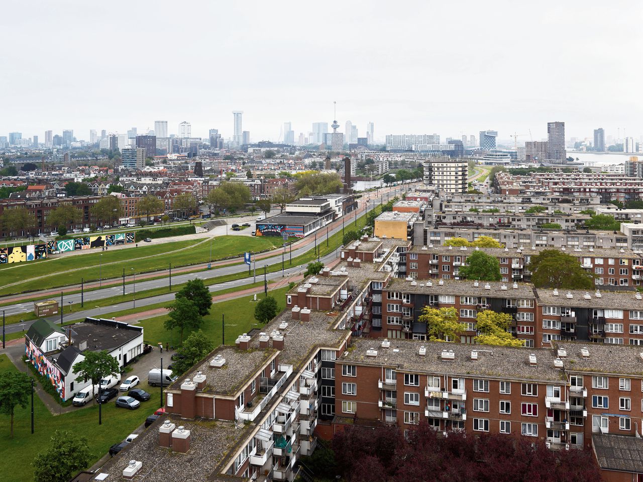 De wijk Schiemond in Rotterdam-West, met rechtsboven de Nieuwe Maas en links het Dakpark.