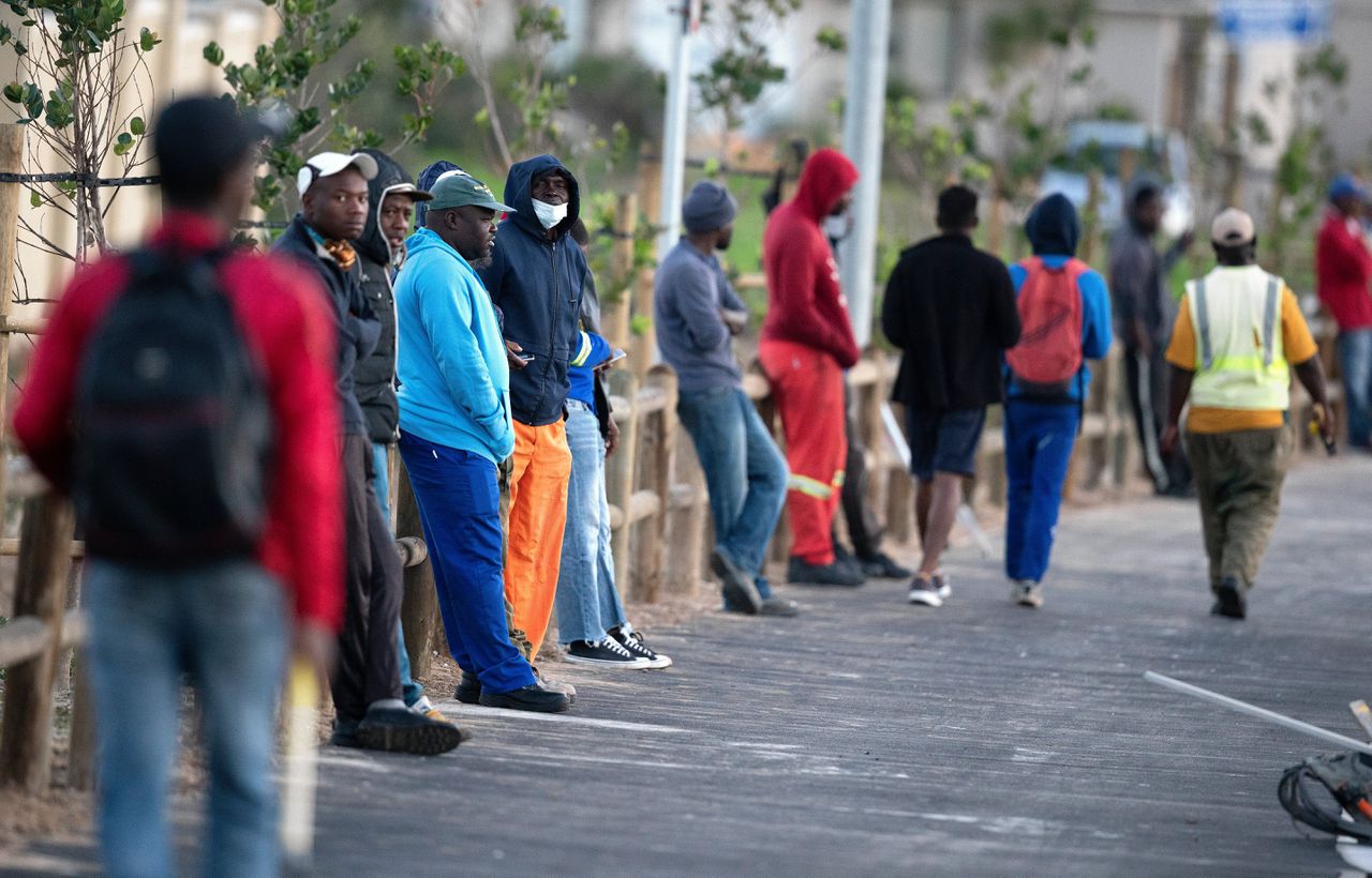 In de rij, wachtend op werk, in Kaapstad. De helft van de Zuid-Afrikanen zegt nu zonder vast inkomen te zitten.