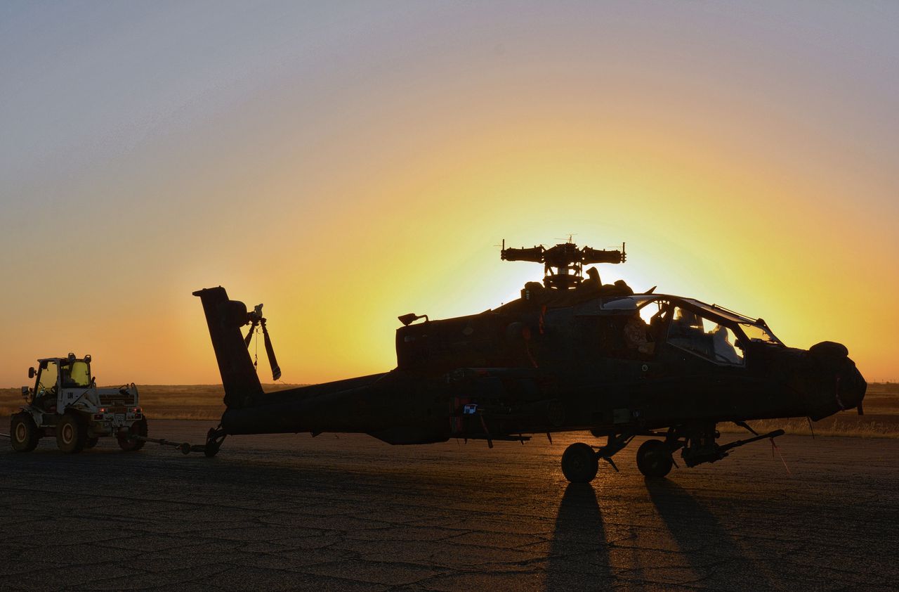 Nederlandse Apache-gevechtshelikopters worden in Mali gereedgemaakt voor transport naar Nederland.