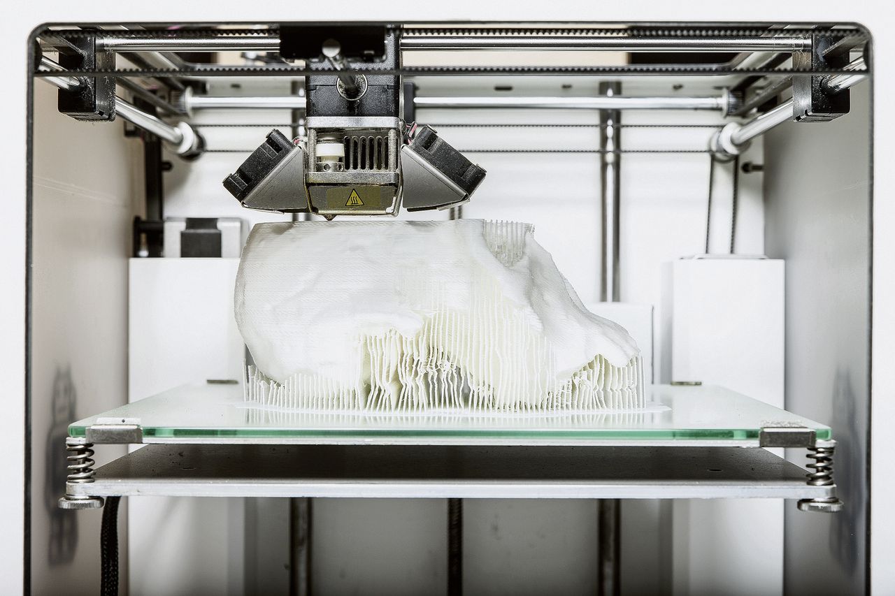 Print van schedel van Homo habilis wordt gemaakt in de 3D-printer. Beeld op ware grootte.