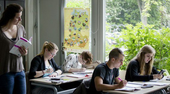 VMBO-leerlingen van een school in Spijkenisse doen mee aan een examentraining.