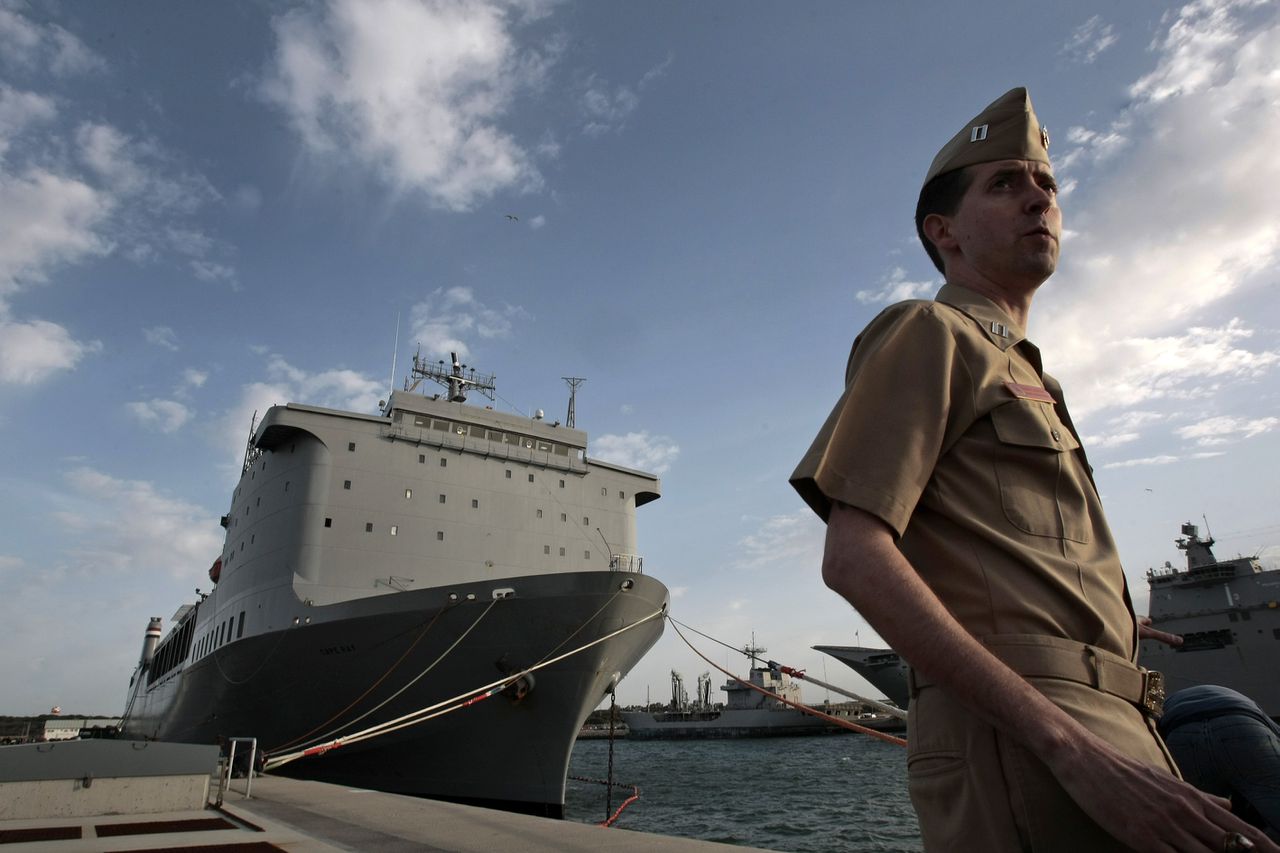 Een Amerikaans schip dat is uitgerust om chemische wapens uit Syrië te neutraliseren, in de Spaanse haven Rota.