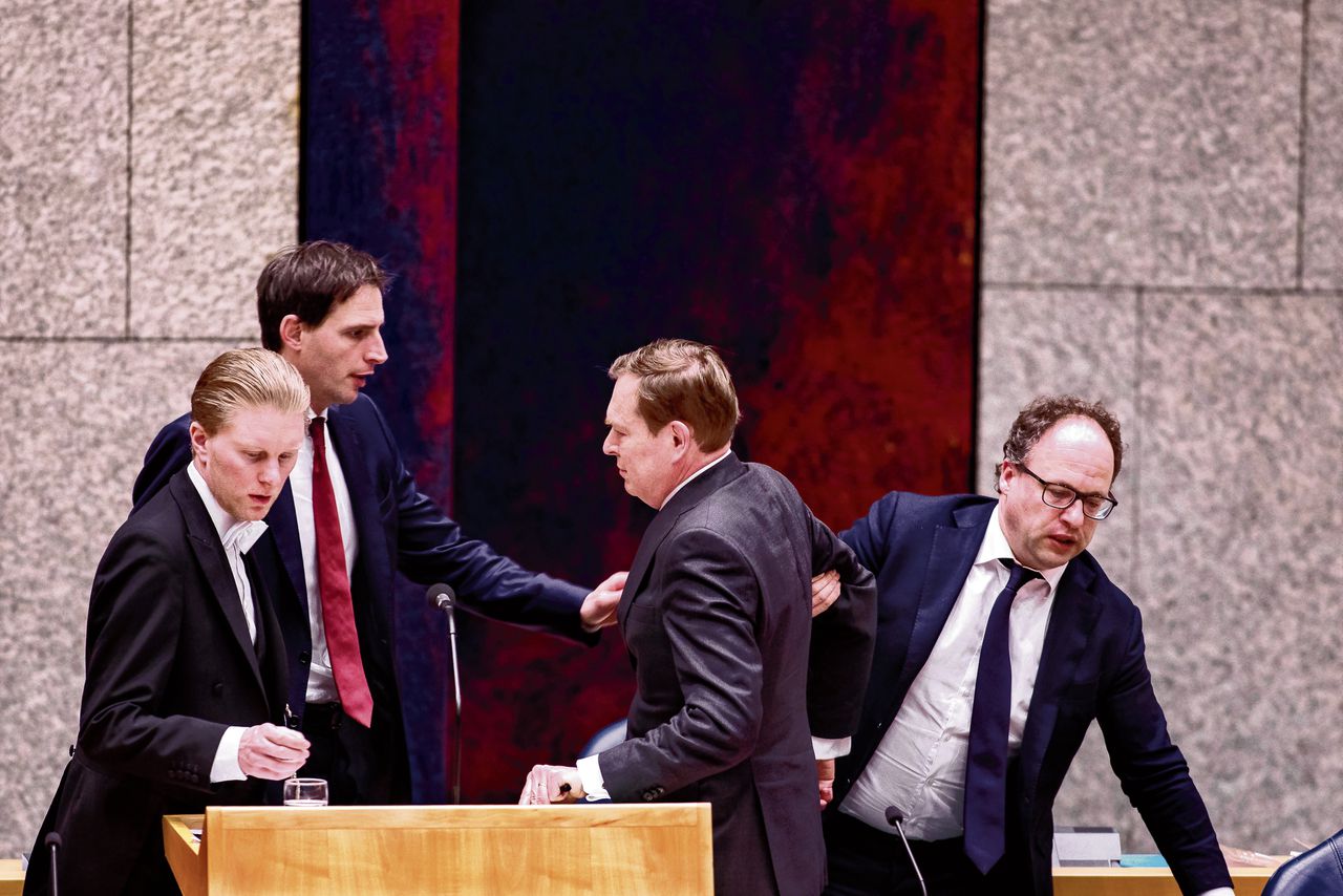 De winnende foto van Dirk Hol: minister Bruins zakt in elkaar tijdens een debat over het coronavirus.
