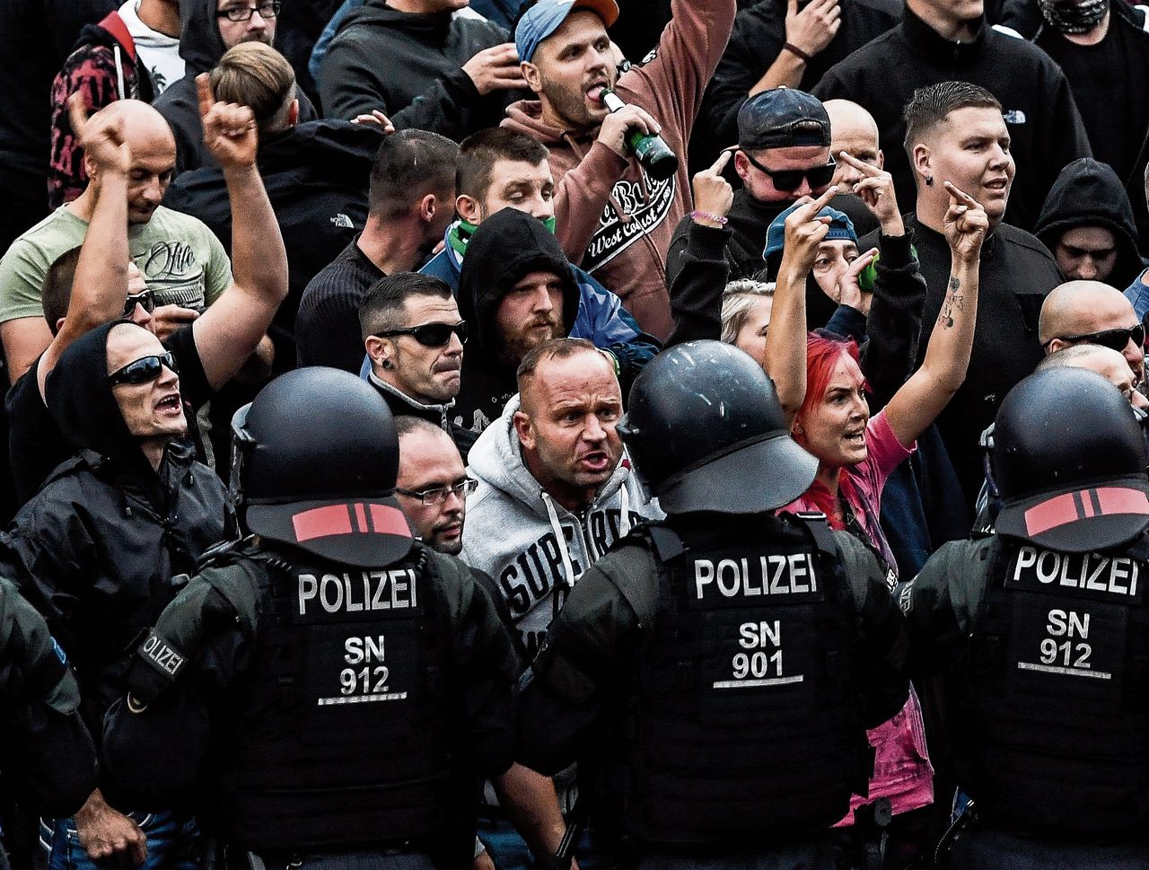 Rechtse demonstranten en oproerpolitie, op 27 augustus in Chemnitz, in het oosten van Duitsland.