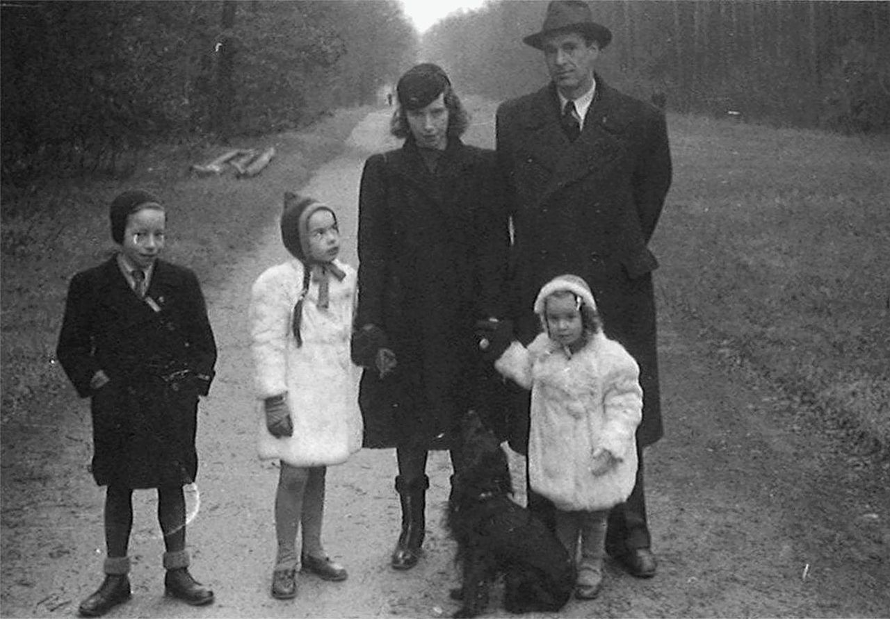 Joachim, Jutta, Gisela, Robert en Barbara met hun hond in Praag, 1943