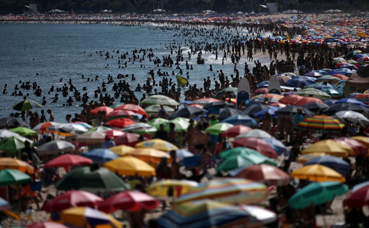 Ondanks het oplopende aantal besmettingen in Brazilië togen inwoners van Rio de Janeiro zondag massaal naar het strand van Ipanema. Sommigen droegen wel een mondkapje tijdens het zonnebaden.