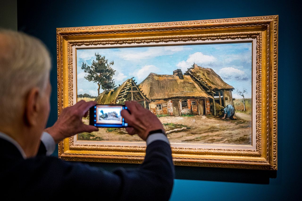 Paysanne devant une Chaumiere (boerin voor een boerderij met rieten dak) van Vincent van Gogh tijdens de voorbezichtiging van de kunstbeurs The European Fine Art Fair Maastricht (TEFAF).