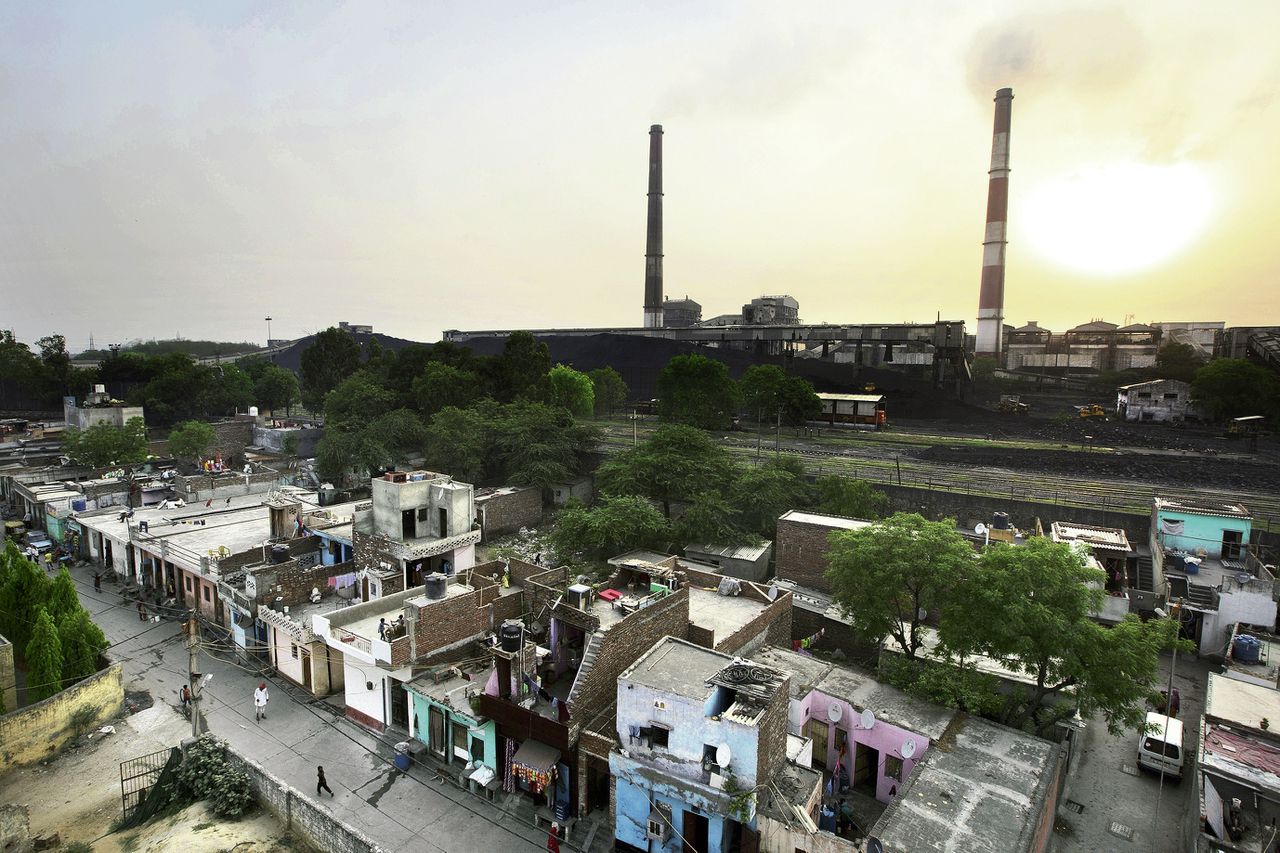 Een kolencentrale in Delhi. Opkomende economieën, zoals India, verschuilen zich als het uitkomt achter de term ‘ontwikkelingsland’.