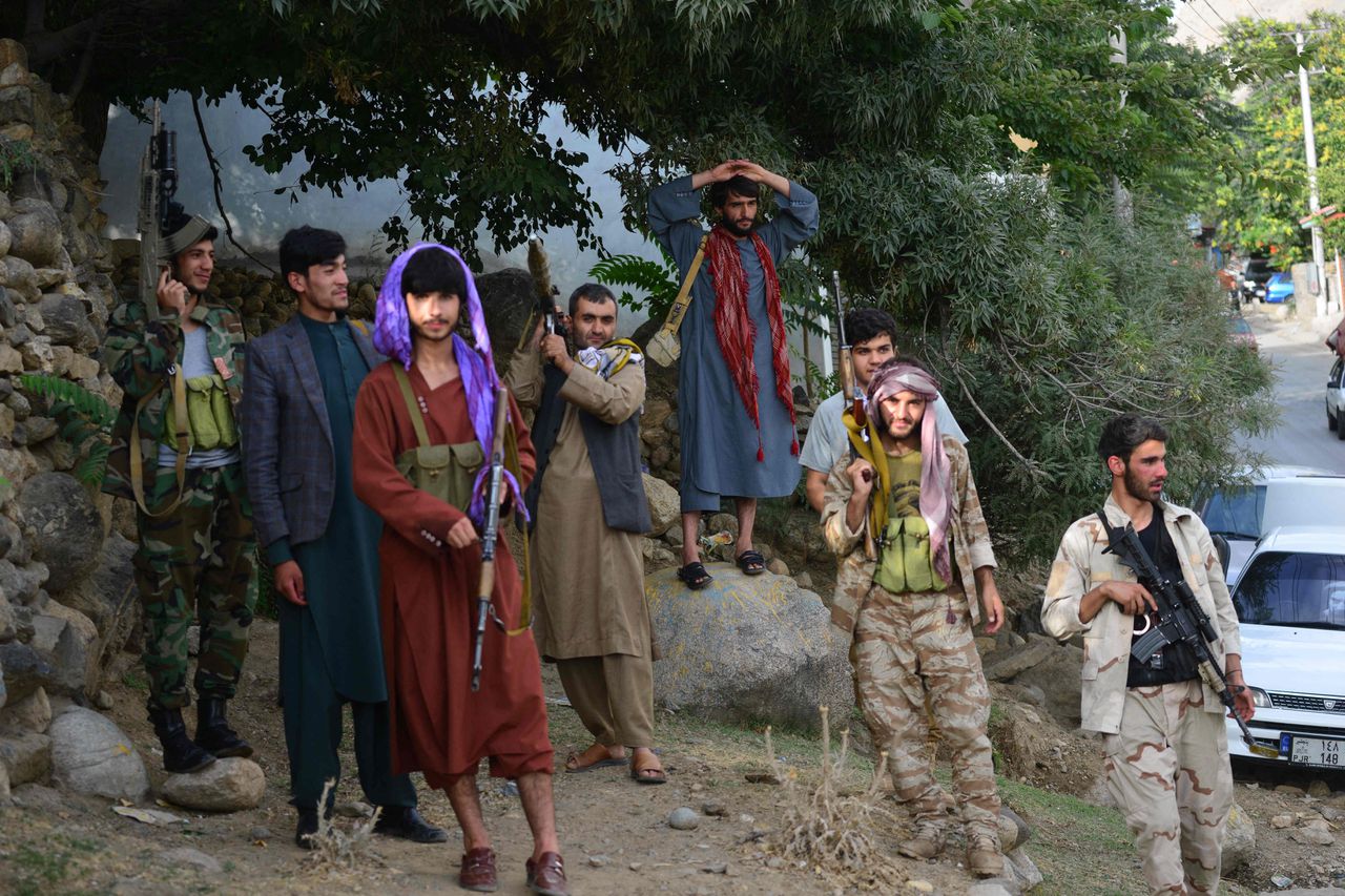 Soldaten van het (voormalige) Afghaanse regeringsleger patrouilleerden maandag in de Panjshir vallei. Daar verzamelen zich Afghanen die zich verzetten tegen de machtsovername door de Taliban.