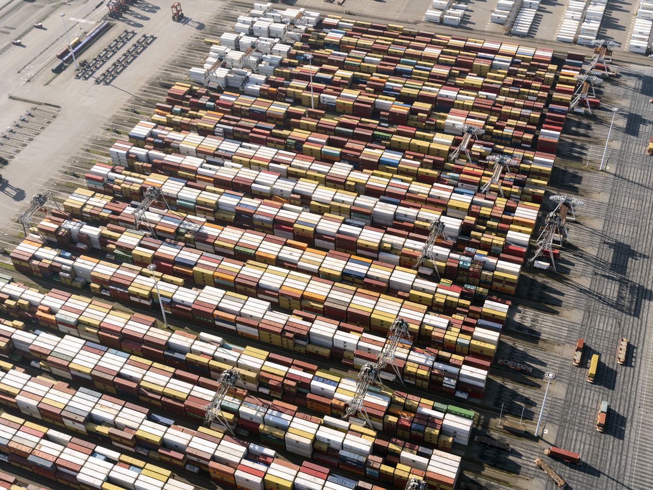 Containeropslag bij de Rotterdamse haven. De internationale handel wordt steeds meer beperkt, ziet het IMF.