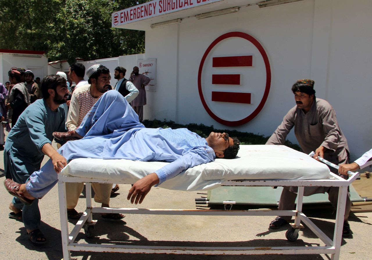 Een gewonde man wordt vervoerd naar het ziekenhuis na een zelfmoordaanslag in Lashkar Gah op donderdag.