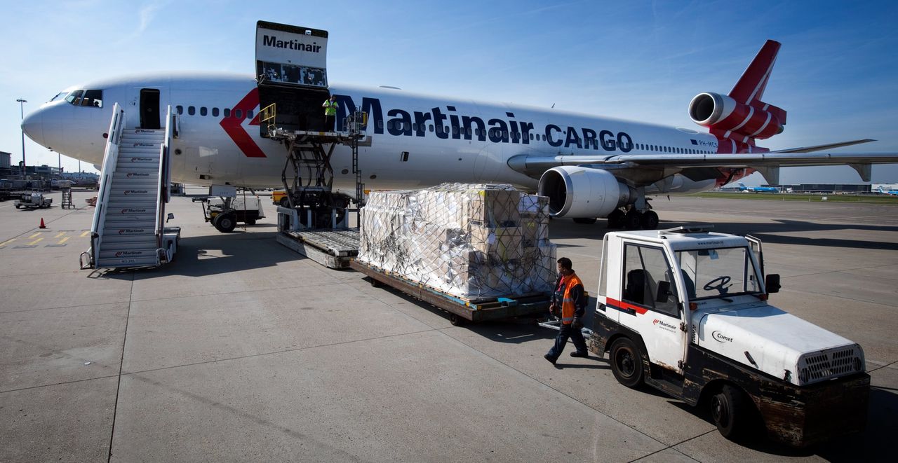 Een vrachtvliegtuig van Martinair wordt ingeladen.