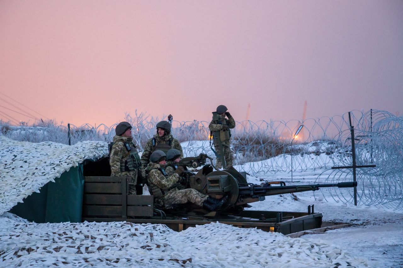 Oekraïense militairen op de grens bij Marioepol.