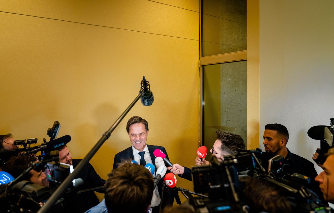 Demissionair premier Mark Rutte (VVD) in gesprek met journalisten.